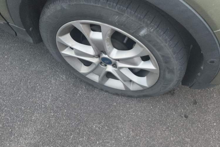 Used Ford Kuga 2013 2.0L GTDi Four-Wheel-Drive Sport Model Right Front Wheel Hub