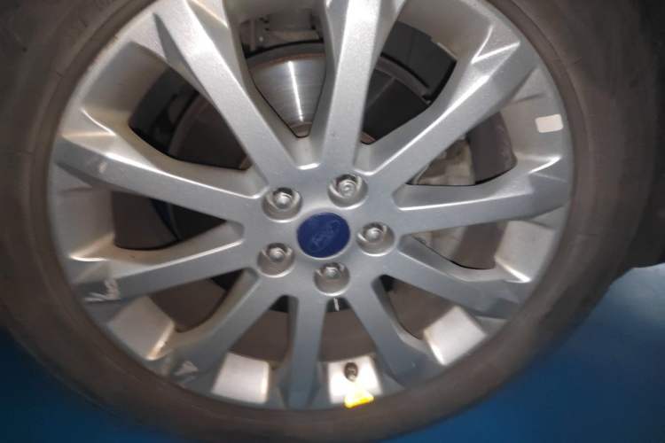 Used Ford Kuga 2013 2.0L GTDi Four-Wheel-Drive Elite Model Right Front Wheel Hub