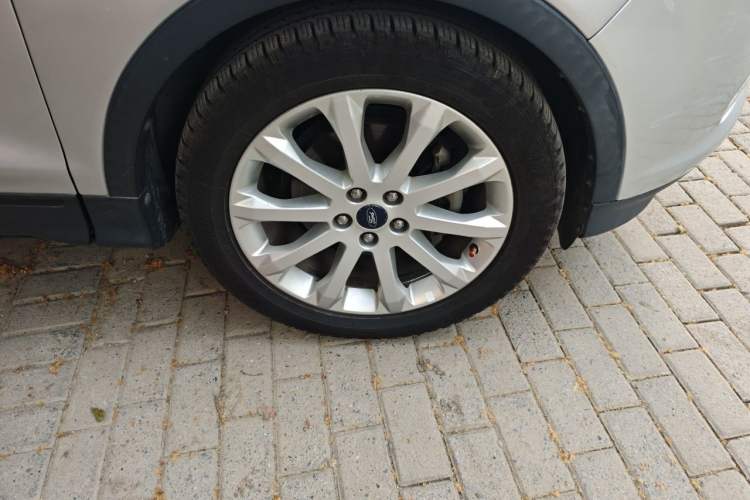 Used Ford Kuga 2013 1.6L GTDi Two-Wheel-Drive Trend Model Right Front Wheel Hub