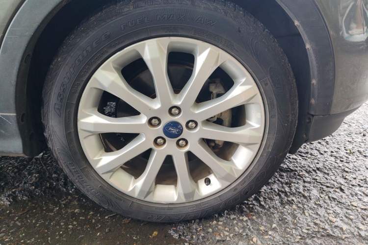 Used Ford Kuga 2013 2.0L GTDi Four-Wheel-Drive Elite Model Right Front Wheel Hub