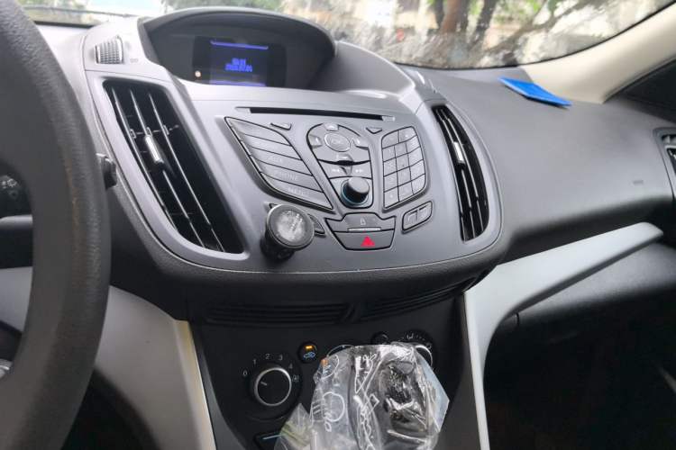 Used Ford Kuga 2013 1.6L GTDi Two-Wheel-Drive Comfort Model Audio And AC Panel