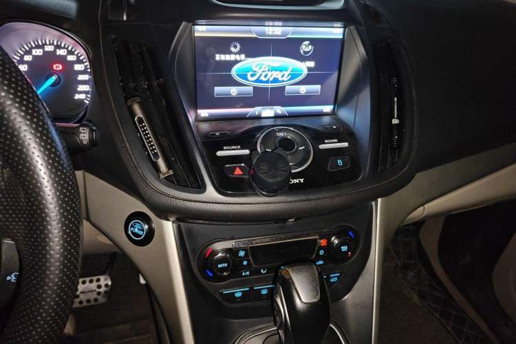 Used Ford Kuga 2013 2.0L GTDi Four-Wheel-Drive Sport Model Audio And AC Panel
