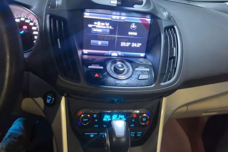 Used Ford Kuga 2013 2.0L GTDi Four-Wheel-Drive Sport Model Audio And AC Panel