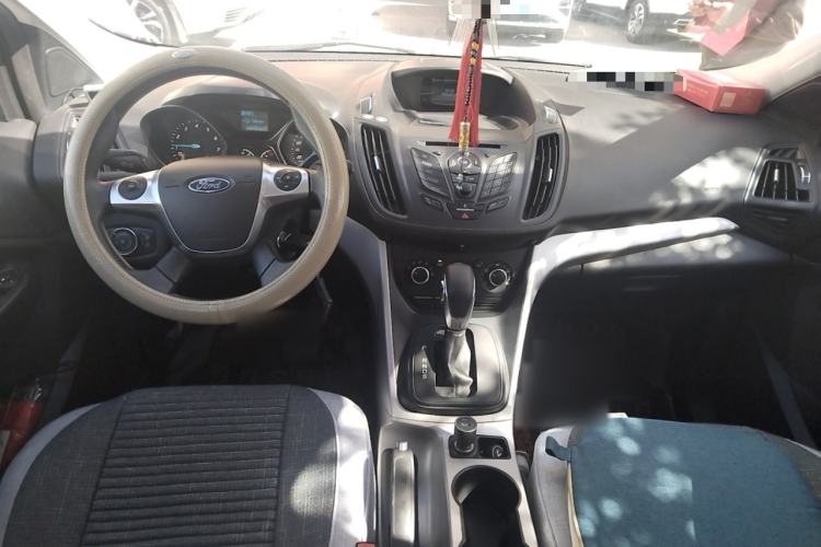Used Ford Kuga 2013 1.6L GTDi Two-Wheel-Drive Comfort Model Center Console