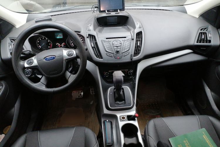 Used Ford Kuga 2013 1.6L GTDi Two-Wheel-Drive Trend Model Center Console