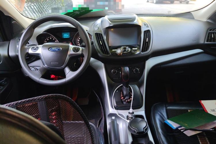 Used Ford Kuga 2013 1.6L GTDi Two-Wheel-Drive Comfort Model Center Console