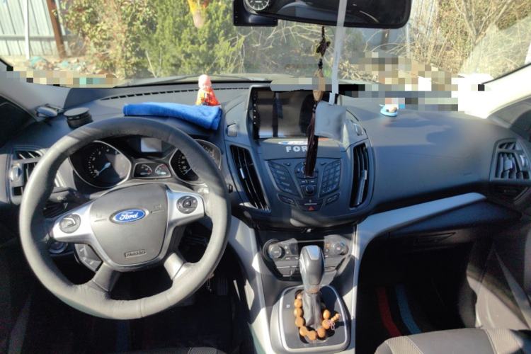 Used Ford Kuga 2013 1.6L GTDi Two-Wheel-Drive Trend Model Center Console