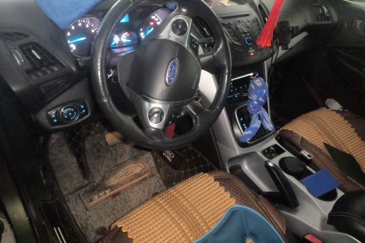 Used Ford Kuga 2013 1.6L GTDi Two-Wheel-Drive Trend Model Center Console