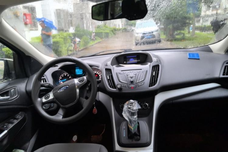 Used Ford Kuga 2013 1.6L GTDi Two-Wheel-Drive Comfort Model Center Console