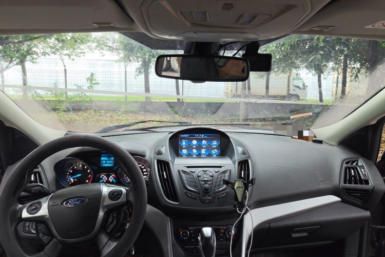 Used Ford Kuga 2013 1.6L GTDi Two-Wheel-Drive Trend Model Center Console