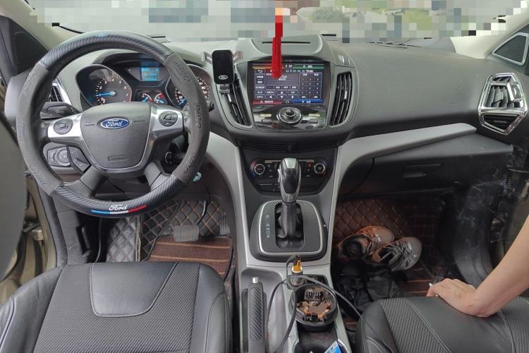 Used Ford Kuga 2013 1.6L GTDi Two-Wheel-Drive Trend Model Center Console