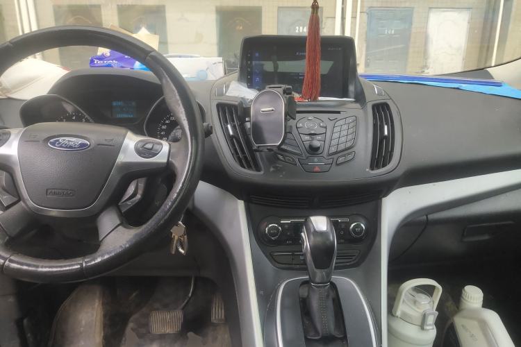 Used Ford Kuga 2013 1.6L GTDi Two-Wheel-Drive Trend Model Center Console
