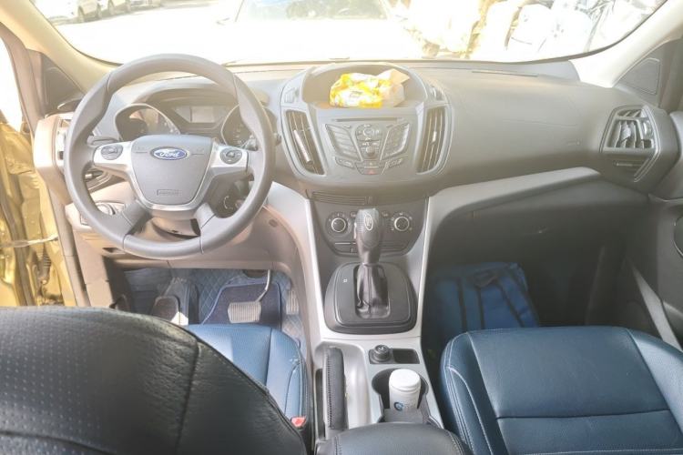 Used Ford Kuga 2013 1.6L GTDi Two-Wheel-Drive Comfort Model Center Console