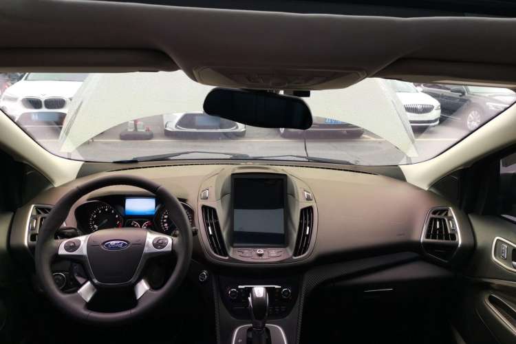 Used Ford Kuga 2013 2.0L GTDi Four-Wheel-Drive Sport Model Center Console