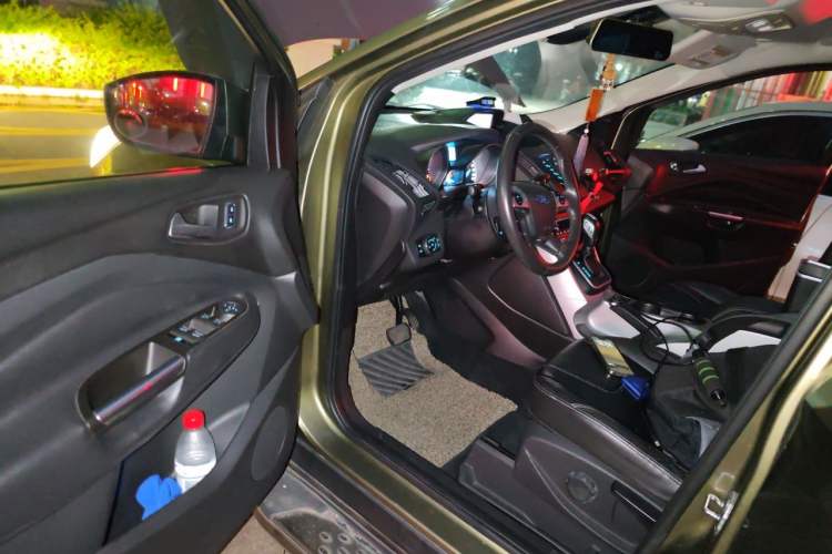 Used Ford Kuga 2013 1.6L GTDi Two-Wheel-Drive Trend Model Driver Seat