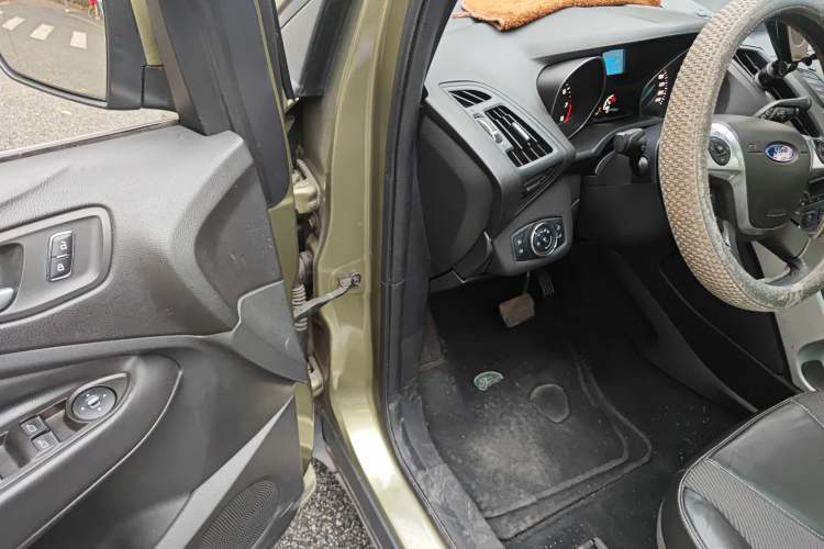 Used Ford Kuga 2013 1.6L GTDi Two-Wheel-Drive Trend Model Driver Seat