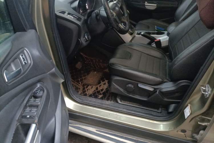 Used Ford Kuga 2013 1.6L GTDi Two-Wheel-Drive Trend Model Driver Seat
