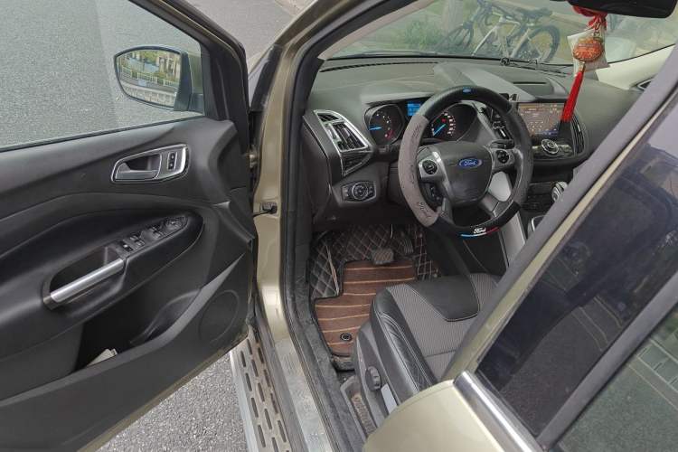 Used Ford Kuga 2013 1.6L GTDi Two-Wheel-Drive Trend Model Driver Seat