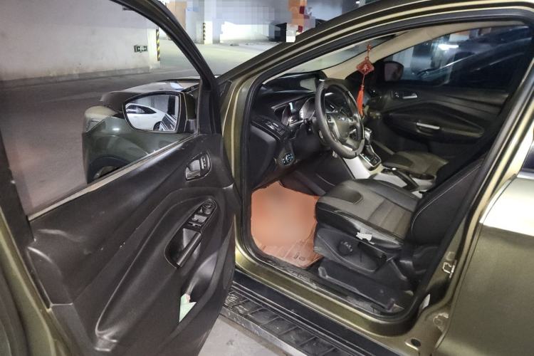 Used Ford Kuga 2013 1.6L GTDi Two-Wheel-Drive Trend Model Driver Seat