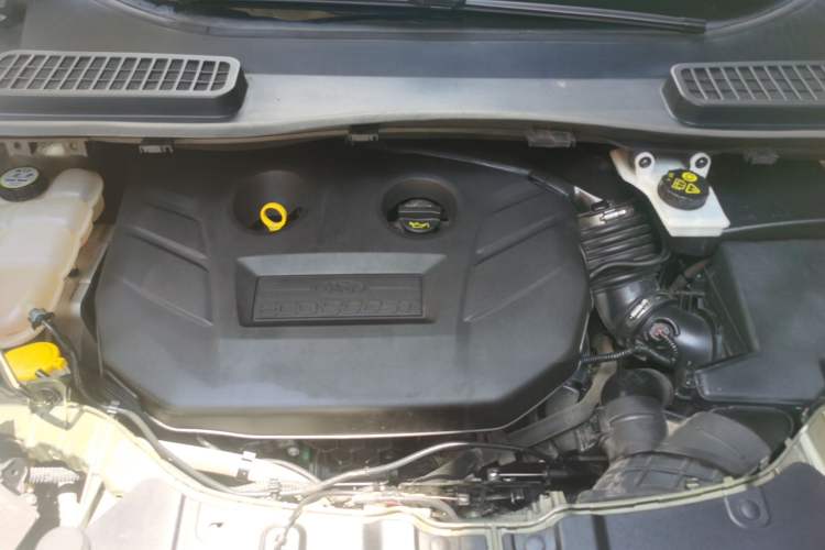 Used Ford Kuga 2013 2.0L GTDi Four-Wheel-Drive Sport Model Engine Bay