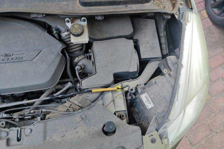 Used Ford Kuga 2013 1.6L GTDi Two-Wheel-Drive Trend Model Engine Bay Left