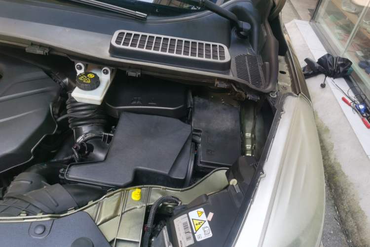 Used Ford Kuga 2013 2.0L GTDi Four-Wheel-Drive Sport Model Engine Bay Left
