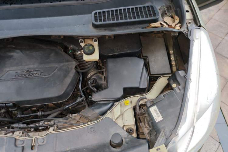 Used Ford Kuga 2013 1.6L GTDi Two-Wheel-Drive Trend Model Engine Bay Left