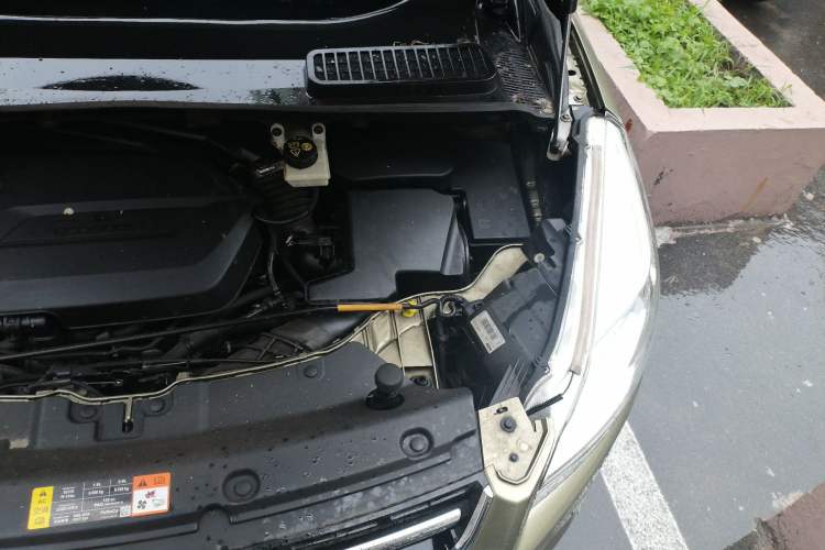 Used Ford Kuga 2013 1.6L GTDi Two-Wheel-Drive Trend Model Engine Bay Left