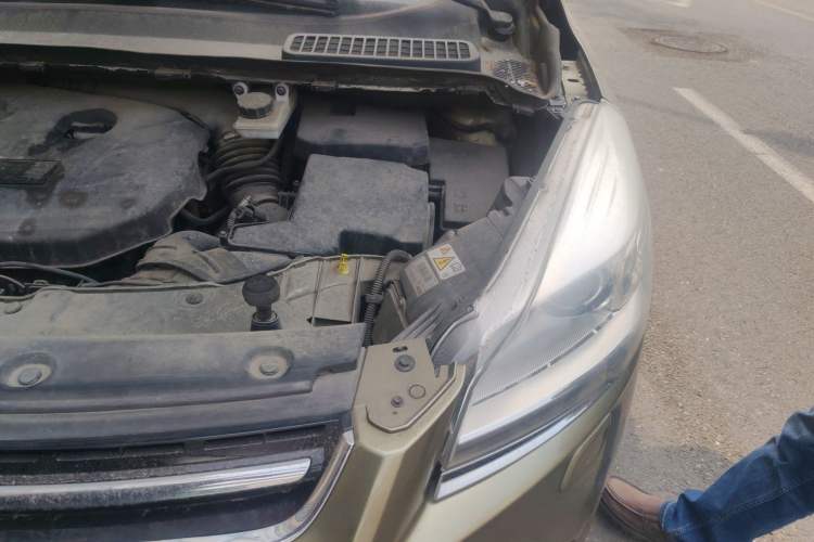 Used Ford Kuga 2013 2.0L GTDi Four-Wheel-Drive Sport Model Engine Bay Left