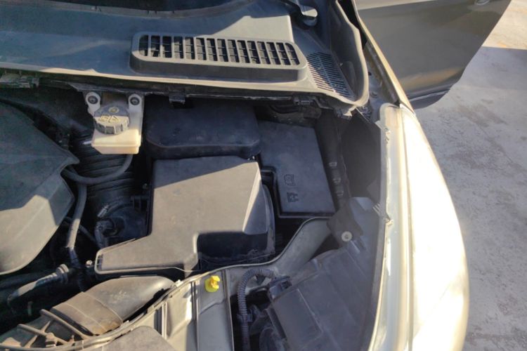 Used Ford Kuga 2013 1.6L GTDi Two-Wheel-Drive Trend Model Engine Bay Left