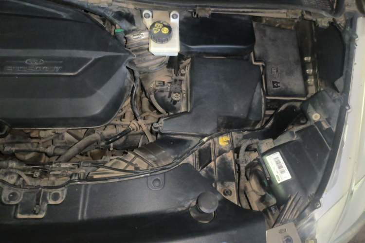 Used Ford Kuga 2013 1.6L GTDi Two-Wheel-Drive Trend Model Engine Bay Left