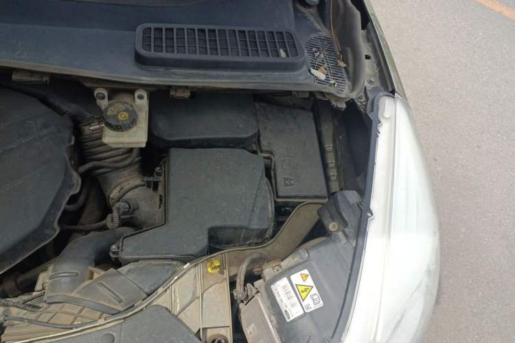 Used Ford Kuga 2013 2.0L GTDi Four-Wheel Drive Premium Model Engine Bay Left
