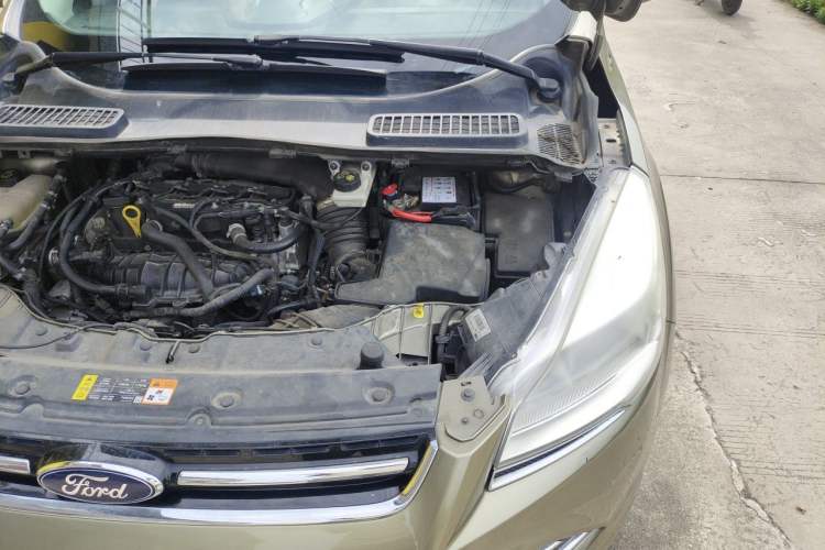 Used Ford Kuga 2013 1.6L GTDi Two-Wheel-Drive Trend Model Engine Bay Left