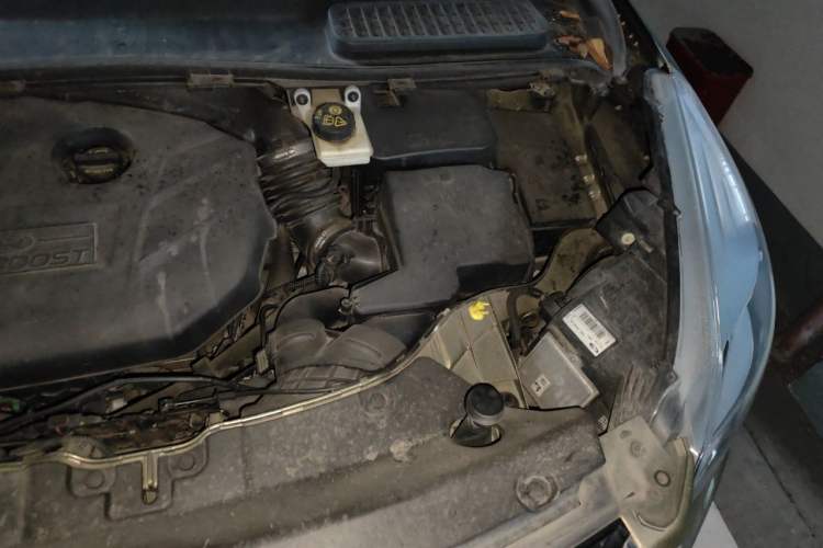 Used Ford Kuga 2013 2.0L GTDi Four-Wheel-Drive Sport Model Engine Bay Left