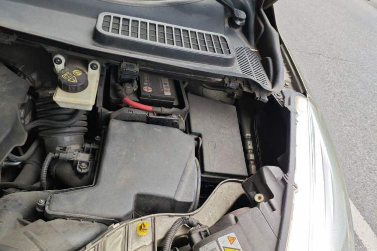 Used Ford Kuga 2013 2.0L GTDi Four-Wheel-Drive Sport Model Engine Bay Left