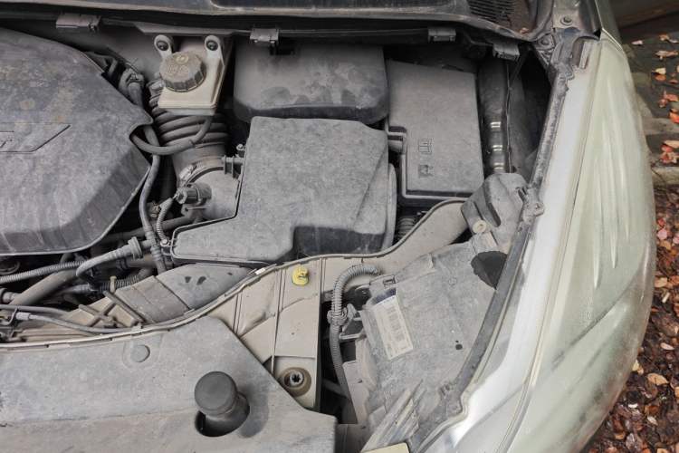 Used Ford Kuga 2013 1.6L GTDi Two-Wheel-Drive Trend Model Engine Bay Left