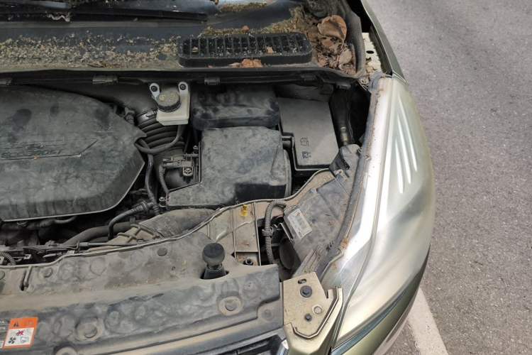 Used Ford Kuga 2013 1.6L GTDi Two-Wheel-Drive Trend Model Engine Bay Left