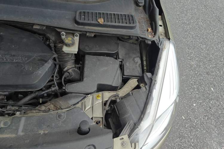 Used Ford Kuga 2013 1.6L GTDi Two-Wheel-Drive Trend Model Engine Bay Left
