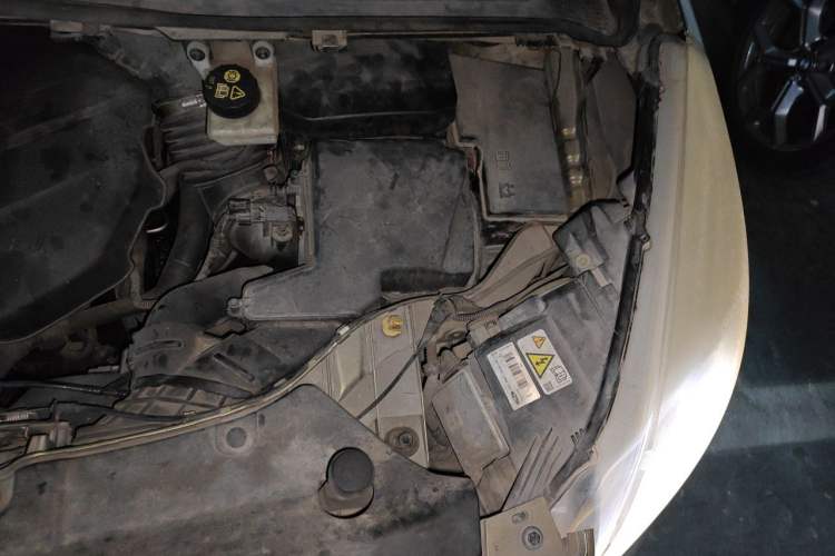 Used Ford Kuga 2013 2.0L GTDi Four-Wheel-Drive Sport Model Engine Bay Left