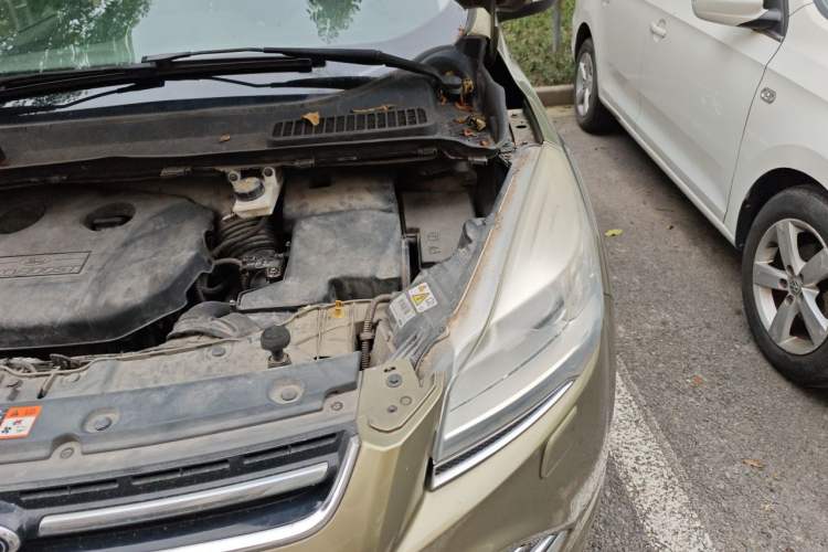 Used Ford Kuga 2013 2.0L GTDi Four-Wheel-Drive Sport Model Engine Bay Left