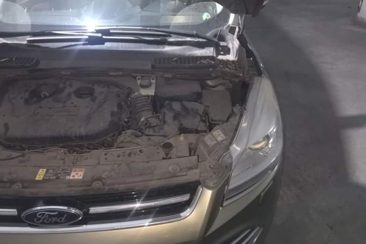 Used Ford Kuga 2013 2.0L GTDi Four-Wheel-Drive Sport Model Engine Bay Left