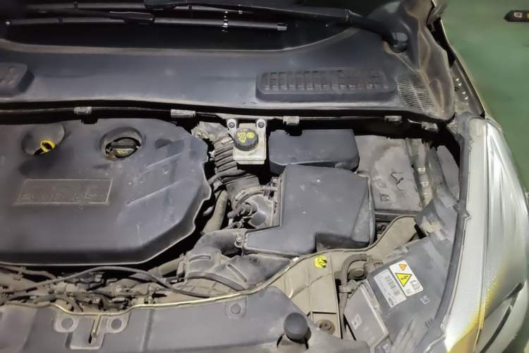 Used Ford Kuga 2013 2.0L GTDi Four-Wheel-Drive Sport Model Engine Bay Left