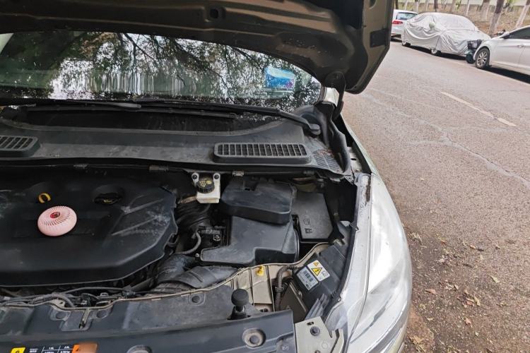 Used Ford Kuga 2013 2.0L GTDi Four-Wheel-Drive Sport Model Engine Bay Left