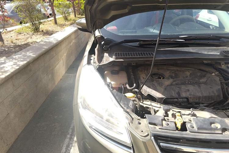 Used Ford Kuga 2013 1.6L GTDi Two-Wheel-Drive Comfort Model Engine Bay Right