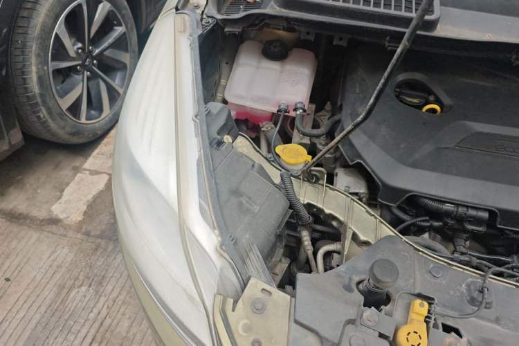 Used Ford Kuga 2013 1.6L GTDi Two-Wheel-Drive Comfort Model Engine Bay Right