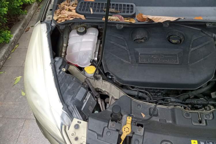 Used Ford Kuga 2013 2.0L GTDi Four-Wheel-Drive Sport Model Engine Bay Right