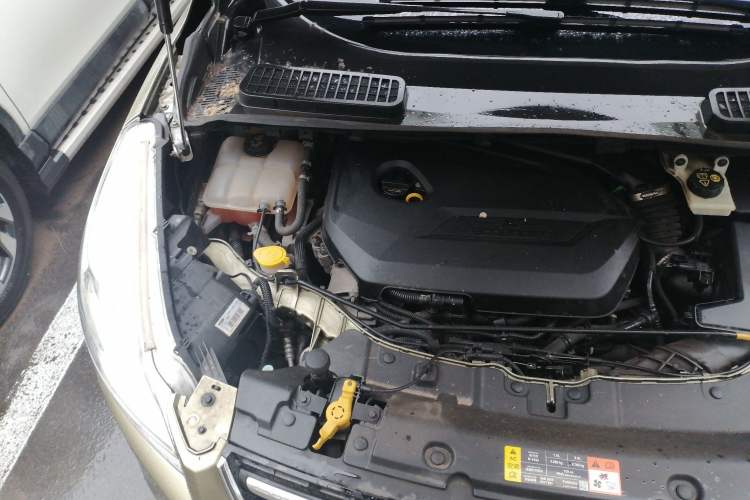 Used Ford Kuga 2013 1.6L GTDi Two-Wheel-Drive Trend Model Engine Bay Right