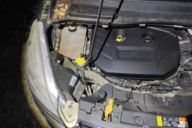 Used Ford Kuga 2013 2.0L GTDi Four-Wheel Drive Premium Model Engine Bay Right