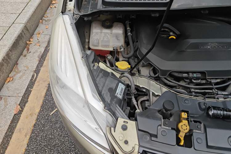 Used Ford Kuga 2013 1.6L GTDi Two-Wheel-Drive Trend Model Engine Bay Right