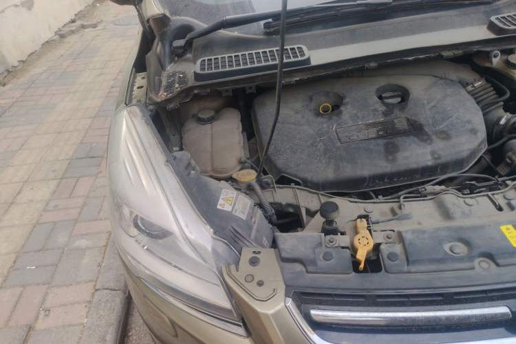 Used Ford Kuga 2013 2.0L GTDi Four-Wheel-Drive Sport Model Engine Bay Right
